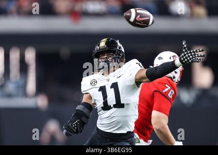 16. September 2023: Vanderbilt Commodores Defensive End Darren Agu (11) versucht, den Fußball während der zweiten Hälfte des College-Fußballspiels mit den Vanderbilt Commodores und den UNLV-Rebellen im Allegiant Stadium in Las Vegas, NV, abzulenken. Christopher Trim/CSM. (Kreditbild: © Christopher Trim/CSM via ZUMA Press Wire) Stockfoto