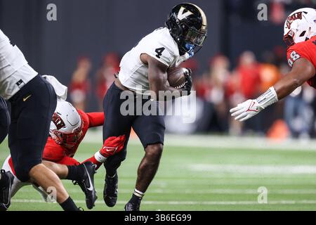 16. September 2023: Vanderbilt Commodores Running Back Patrick Smith (4) läuft mit dem Ball während der zweiten Hälfte des College-Fußballspiels mit den Vanderbilt Commodores und den UNLV Rebellen im Allegiant Stadium in Las Vegas, NV. Christopher Trim/CSM. (Kreditbild: © Christopher Trim/CSM via ZUMA Press Wire) Stockfoto