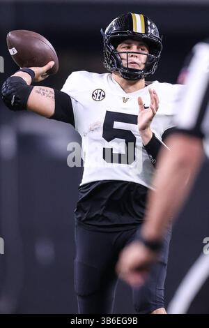 16. September 2023: Vanderbilt Commodores Quarterback AJ Swann (5) wirft den Fußball während der zweiten Hälfte des College-Fußballspiels mit den Vanderbilt Commodores und den UNLV Rebellen im Allegiant Stadium in Las Vegas, NV. Christopher Trim/CSM. (Kreditbild: © Christopher Trim/CSM via ZUMA Press Wire) Stockfoto
