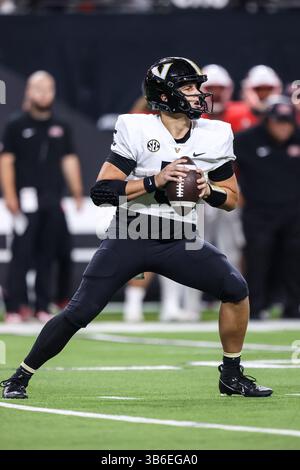 16. September 2023: Vanderbilt Commodores Quarterback AJ Swann (5) fällt in der zweiten Hälfte des College-Fußballspiels mit den Vanderbilt Commodores und den UNLV Rebellen im Allegiant Stadium in Las Vegas, NV, zurück. Christopher Trim/CSM. (Kreditbild: © Christopher Trim/CSM via ZUMA Press Wire) Stockfoto