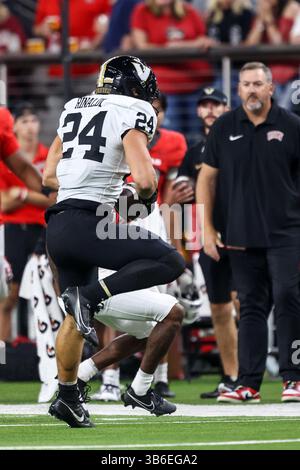 16. September 2023: Der Linebacker Nicholas Rinaldi (24) von Vanderbilt Commodores fängt einen Pass während der zweiten Hälfte des College-Fußballspiels ab, in dem die Vanderbilt Commodores und die UNLV Rebellen im Allegiant Stadium in Las Vegas, NV, auftreten. Christopher Trim/CSM. (Kreditbild: © Christopher Trim/CSM via ZUMA Press Wire) Stockfoto
