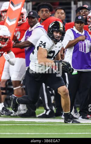 16. September 2023: Der Linebacker Nicholas Rinaldi (24) von Vanderbilt Commodores läuft mit dem Ball nach einem Zwischenfall während der zweiten Hälfte des College-Fußballspiels mit den Vanderbilt Commodores und den UNLV Rebellen im Allegiant Stadium in Las Vegas, NV. Christopher Trim/CSM. (Kreditbild: © Christopher Trim/CSM via ZUMA Press Wire) Stockfoto