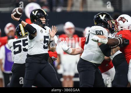 16. September 2023: Vanderbilt Commodores Quarterback AJ Swann (5) wirft den Fußball während der zweiten Hälfte des College-Fußballspiels mit den Vanderbilt Commodores und den UNLV Rebellen im Allegiant Stadium in Las Vegas, NV. Christopher Trim/CSM. (Kreditbild: © Christopher Trim/CSM via ZUMA Press Wire) Stockfoto