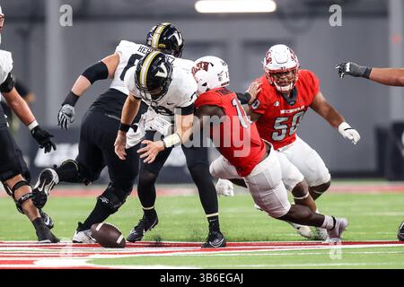 16. September 2023: Vanderbilt Commodores Quarterback Ken Seals (8) fummelt in der zweiten Hälfte des College-Fußballspiels mit den Vanderbilt Commodores und den UNLV Rebellen im Allegiant Stadium in Las Vegas, NV. Christopher Trim/CSM. (Kreditbild: © Christopher Trim/CSM via ZUMA Press Wire) Stockfoto