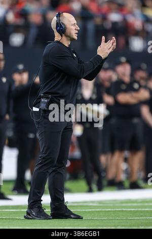 16. September 2023: Vanderbilt Commodores-Cheftrainer Clark Lea ermutigt sein Team während der zweiten Hälfte des College-Fußballspiels mit den Vanderbilt Commodores und den UNLV-Rebellen im Allegiant Stadium in Las Vegas, NV. Christopher Trim/CSM. (Kreditbild: © Christopher Trim/CSM via ZUMA Press Wire) Stockfoto