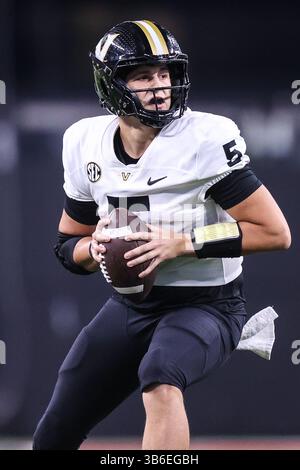 16. September 2023: Vanderbilt Commodores Quarterback AJ Swann (5) sucht nach einem offenen Empfänger während der zweiten Hälfte des College-Fußballspiels mit den Vanderbilt Commodores und den UNLV Rebellen im Allegiant Stadium in Las Vegas, NV. Christopher Trim/CSM. (Kreditbild: © Christopher Trim/CSM via ZUMA Press Wire) Stockfoto