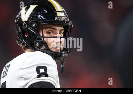 16. September 2023: Vanderbilt Commodores Quarterback Ken Seals (8) an der Seitenlinie während der zweiten Hälfte des College-Football-Spiels mit den Vanderbilt Commodores und den UNLV Rebellen im Allegiant Stadium in Las Vegas, NV. Christopher Trim/CSM. (Kreditbild: © Christopher Trim/CSM via ZUMA Press Wire) Stockfoto