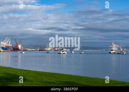 Tauranga Neuseeland - 26. Juni 2023; Blick von der Pilot Bay auf beide Seiten des Hafens von Tauranga Einrichtungen und Boote im Hafen Stockfoto