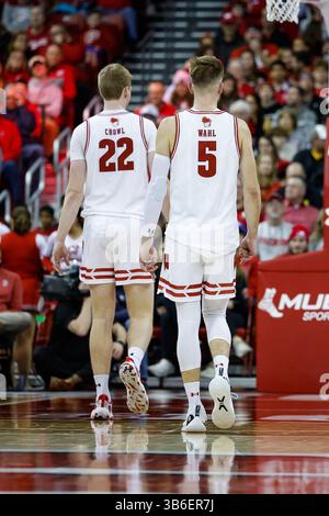 2. Januar 2024: Wisconsin Badgers Forward Steven Crowl (22) und Forward Tyler Wahl (5) während des NCAA Basketballspiels zwischen den Iowa Hawkeyes und den Wisconsin Badgers im Kohl Center in Madison, WI. Darren Lee/CSM (Kreditbild: Stockfoto
