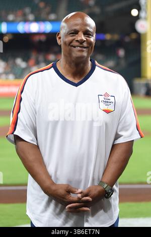 13. September 2023, Houston, Texas, Vereinigte Staaten: Houston Oilers Pro Football Hall of Fame Quarterback Warren Moon (1) vor dem MLB-Spiel zwischen den Oakland Athletics und den Houston Astros am Mittwoch, den 13. September 2023 im Minute Maid Park in Houston, Texas. Die Astros besiegten die Athletics mit 6:2. (Bild: © Tom Walko/ZUMA Press Wire) Stockfoto