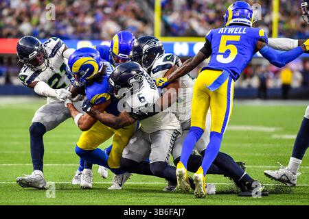 19. November 2023 Inglewood, CA.Los Angeles Rams Wide Receiver Puka Nacua (17) fängt den Pass ein, attackiert von Seattle Seahawks Sicherheit Quandre Diggs (6) und Seattle Seahawks Cornerback Devon Witherspoon (21) im vierten Quartal während des NFL Fußballspiels gegen die Seattle Seahawks. Pflichtfoto: Louis Lopez/Cal Sport Media (Bild: © Louis Lopez/CSM Press ZUMA Press Stockfoto