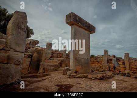 18. September 2023, Ciutadella, Menorca / Balearen, Spanien: Menorcas talayotische Kultur, die zwischen dem 15. Und 2. Jahrhundert v. Chr. blühte, brachte ein reiches Erbe an archäologischen Denkmälern wie Talayots, Taulas und Navetas hervor. Der einzigartige und außergewöhnliche Wert dieser Denkmäler und Landschaften hat das talayotische Menorca Spainâ 2023 zur 50. Inschrift in die Liste des UNESCO-Weltkulturerbes unter dem Titel „Eine zyklopenische Inselodyssee“ gemacht. Torralba d'en Salort, eine der schönsten und am besten erhaltenen prähistorischen Siedlungen auf Menorca, ist Teil dieses Erbes. (Kreditbild: © Stockfoto