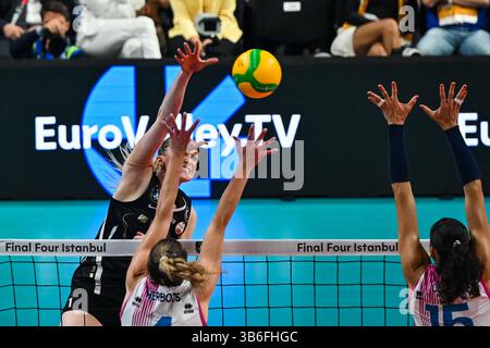 Istanbul, T¨¹rkiye. Mai 2025. Alexandra Annelise Frantti (1. L) von der Vakifbank spitzt den Ball im Halbfinale der Frauen zwischen Vakifbank von T¨¹rkiye und Savino Del Bene Scandicci von Italien bei der CEV Champions League Volley 2025 in Istanbul, T¨¹rkiye, am 3. Mai 2025. Quelle: Liu Lei/Xinhua/Alamy Live News Stockfoto