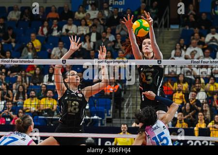 Istanbul, T¨¹rkiye. Mai 2025. Marina Markova (Top R) von Vakifbank blockiert den Ball im Halbfinale der Frauen zwischen Vakifbank von T¨¹rkiye und Savino Del Bene Scandicci von Italien bei der CEV Champions League Volley 2025 in Istanbul, T¨¹rkiye, 3. Mai 2025. Quelle: Liu Lei/Xinhua/Alamy Live News Stockfoto