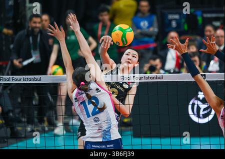 Istanbul, T¨¹rkiye. Mai 2025. Yuan Xinyue (Rückseite) von Vakifbank spitzt den Ball im Halbfinale der Frauen zwischen Vakifbank von T¨¹rkiye und Savino Del Bene Scandicci von Italien bei der CEV Champions League Volley 2025 in Istanbul, T¨¹rkiye, 3. Mai 2025. Quelle: Liu Lei/Xinhua/Alamy Live News Stockfoto