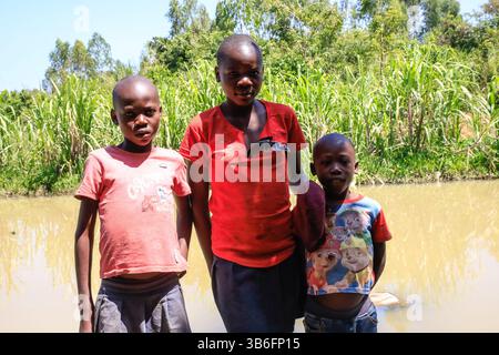 17. Februar 2024, Siaya, KENIA: Kinder werden neben einem Farmteich im Dorf Ndere in North Gem im Siaya County angehalten. GEM ist ein Wahlkreis in Kenia. Es ist einer von sechs Wahlkreisen im Siaya County. Der Wahlkreis wurde für die Wahlen 1963 eingerichtet. Sie hat 179.792 Einwohner, basierend auf dem Volkszählungsbericht von 2019, und ihr derzeitiges Mitglied der Nationalversammlung ist Hon. Elisha Ochieng' Odhiambo von der Orange Democratic Movement (ODM) Partei. (Bild: © Donwilson Odhiambo/ZUMA Press Wire) Stockfoto