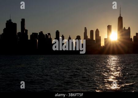 21. Oktober 2023: Die Sonne untergeht am 1. September 2023 über dem Lake Michigan und bildet die Silhouette der Skyline Chicagos. (Bild: © Antonio Perez/Chicago Tribune via ZUMA Press Wire) Stockfoto