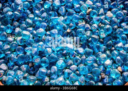 Ein Blick von oben nach unten auf einen Haufen blauer dekorativer Marmorfelsen als Hintergrund. Stockfoto