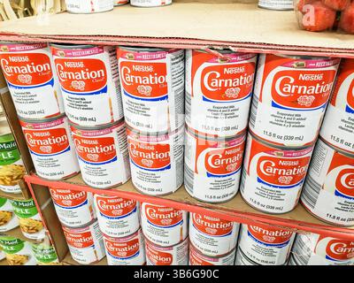 Los Angeles, Kalifornien, Vereinigte Staaten - 01-07-2019: Eine Ansicht mehrerer Dosen mit verdampfter Nestle Carnation-Milch, die in einem örtlichen Lebensmittelgeschäft ausgestellt werden. Stockfoto