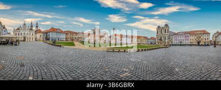 Union Square Timisoara Rumäniens barockplatz mit einem Park mit Brunnen im Zentrum, umgeben von Restaurants und Pubs Stockfoto