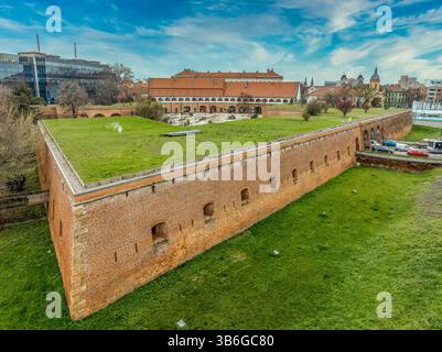 Aus der Vogelperspektive der Maria-Theresia-Bastion in Timisoara, Rumänien, nutzte ein Transportportal im Stadtzentrum mit Autos, die durch die Tore fuhren Stockfoto