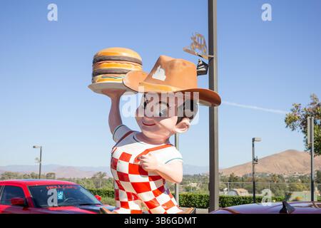 Norco, Kalifornien, USA - 18. 11. 2019: Ein Blick auf die berühmte Big Boy Statue mit Cowboyhut. Stockfoto