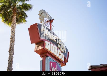 Norco, Kalifornien, USA - 18. 11. 2019: Ein Blick auf ein Schild am Eingang der Stadt Norco, bekannt als Horse Town USA. Stockfoto