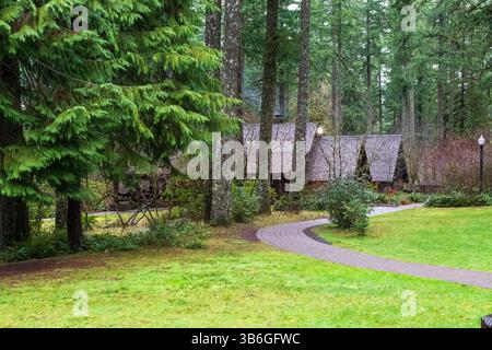 Silverton, Oregon / USA - 27. Dezember 2023: Die Gebäude der Silver Falls Lodge und des Conference Center ruhen unter einem grünen Wald im Silver Fa von Oregon Stockfoto