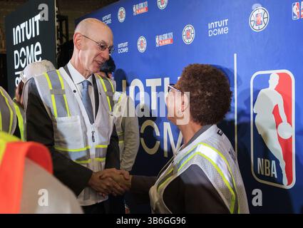 16. Januar 2024, Inglewood, Kalifornien, USA: NBA-kommissar Adam Silver begrüßt den Bürgermeister von Los Angeles Karen Bass bei der Ankündigung des NBA All-Star-Spiels 2026, das am Dienstag, den 16. Januar 2024 im Intuit Dome in Inglewood erscheint. Die neue Arena der Los Angeles Clippers wird rechtzeitig zur Saison 2024-25 eröffnet. JAVIER ROJAS/PI (Foto: © PI via ZUMA Press Wire) Stockfoto