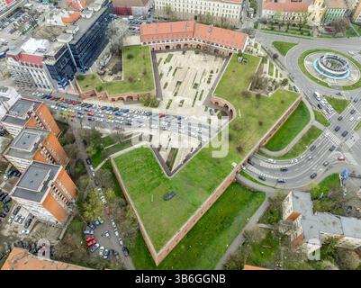Aus der Vogelperspektive der Maria-Theresia-Bastion in Timisoara, Rumänien, nutzte ein Transportportal im Stadtzentrum mit Autos, die durch die Tore fuhren Stockfoto