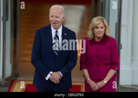 Februar 2024, Washington, DC, USA: US-Präsident Joe Biden und First Lady Dr. Jill Biden erwarten die Ankunft von König Abdullah II., Königin Rania Al Abdullah und Kronprinz Hussein bin Abdullah von Jordanien im Weißen Haus in Washington, DC, 12. Februar 2024 (Foto: © Chris Kleponis - Pool via CNP/CNP via ZUMA Press Wire) Stockfoto