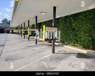 Los Angeles, Kalifornien, USA - 04-09-2020: Blick auf mehrere leere Parkstände in einem lokalen Sonic Drive-in Fast Food Restaurant. Stockfoto