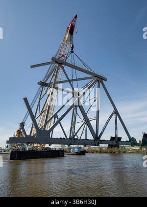 16. April 2024, Dundalk, MD, Vereinigte Staaten von Amerika: Bergungsoperatoren des U.S. Army Corps of Engineers verwenden die Krankähne Chesapeake 1000, um ein großes Stück Stützstahl von der eingestürzten Francis Scott Key Bridge am 16. April 2024 in der Nähe von Dundalk, Maryland, zu transportieren. Die Brücke wurde am 26. März von einem 984-Fuß-Containerschiff getroffen und stürzte zusammen, wobei sechs Arbeiter ums Leben kamen. (Bild: © Charles Delano/US Army/Planet Pix via ZUMA Press Wire) Stockfoto