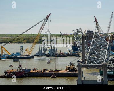16. April 2024, Dundalk, MD, Vereinigte Staaten von Amerika: Bergungsoperatoren des U.S. Army Corps of Engineers verwenden die Krankähne Chesapeake 1000, um ein großes Stück Stützstahl von der eingestürzten Francis Scott Key Bridge am 16. April 2024 in der Nähe von Dundalk, Maryland, zu transportieren. Die Brücke wurde am 26. März von einem 984-Fuß-Containerschiff getroffen und stürzte zusammen, wobei sechs Arbeiter ums Leben kamen. (Bild: © Charles Delano/US Army/Planet Pix via ZUMA Press Wire) Stockfoto