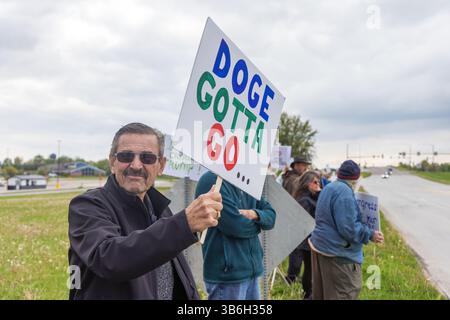 West Burlington, Iowa, USA. Mai 2025. Bürger der unteilbaren Iowa-Bewegung nahmen am 3. Mai 2025 an der Demonstration zum Nationalfeiertag in West Burlington, Iowa, USA, Teil. Quelle: Keith Turrill/Alamy Live News Stockfoto