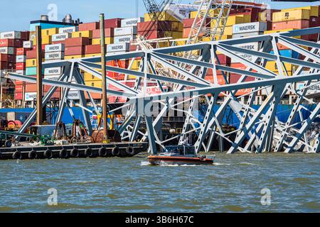 16. April 2024, Dundalk, MD, Vereinigte Staaten von Amerika: Ein Patrouillenboot der US-Küstenwache passiert einen Abschnitt der eingestürzten Francis Scott Key Bridge, der den Kanal Fort McHenry blockiert, am 16. April 2024 in der Nähe von Dundalk, Maryland. Die Brücke wurde am 26. März von einem 984-Fuß-Containerschiff getroffen und stürzte zusammen, wobei sechs Arbeiter ums Leben kamen. (Bild: © pO2 Ronald Hodges/US Coast/Planet Pix via ZUMA Press Wire) Stockfoto