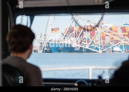 16. April 2024, Dundalk, MD, Vereinigte Staaten von Amerika: U.S. Army Corps of Engineers an Bord des CATLETT-Vermessungsschiffs, beobachten Sie, wie Schiffscontainer von der MV Dali entfernt werden, die den Kanal Fort McHenry blockieren, 16. April 2024, nahe Dundalk, Maryland. Die Brücke wurde am 26. März von einem 984-Fuß-Containerschiff getroffen und stürzte zusammen, wobei sechs Arbeiter ums Leben kamen. (Bild: © Dylan Burnell/US Army/Planet Pix via ZUMA Press Wire) Stockfoto