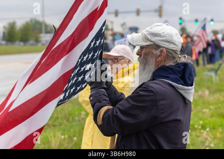 West Burlington, Iowa, USA. Mai 2025. Bürger der unteilbaren Iowa-Bewegung nahmen am 3. Mai 2025 an der Demonstration zum Nationalfeiertag in West Burlington, Iowa, USA, Teil. Ein Mann hielt eine US-Flagge auf dem Kopf, um gegen den gegenwärtigen Staat der Regierung zu protestieren. Quelle: Keith Turrill/Alamy Live News Stockfoto