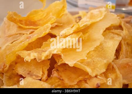 Eine Nahaufnahme eines Stapels getrockneter Lingfische in einem lokalen chinesischen Geschäft für traditionelle Medizin. Stockfoto