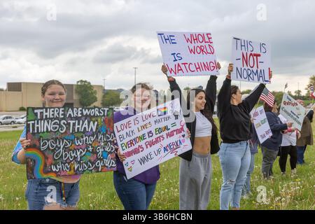 West Burlington, Iowa, USA. Mai 2025. Bürger der unteilbaren Iowa-Bewegung nahmen am 3. Mai 2025 an der Demonstration zum Nationalfeiertag in West Burlington, Iowa, USA, Teil. Quelle: Keith Turrill/Alamy Live News Stockfoto