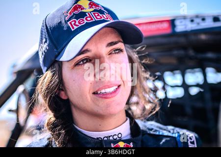19. Januar 2024, Saudi-Arabien: Cristina Gutierrez (ESP) wird auf der Ziellinie der Rallye Dakar 2024 in Yambu, Saudi-Arabien, gesehen. (Kreditbild: © Red Bull Media/ZUMA Press Wire) Stockfoto