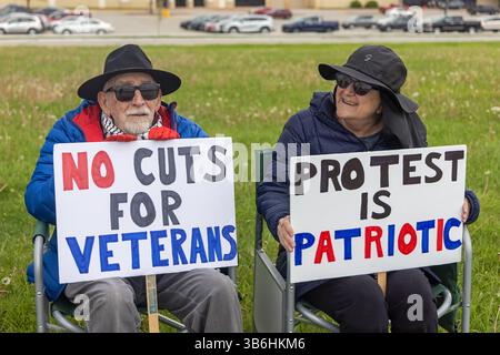 West Burlington, Iowa, USA. Mai 2025. Bürger der unteilbaren Iowa-Bewegung nahmen am 3. Mai 2025 an der Demonstration zum Nationalfeiertag in West Burlington, Iowa, USA, Teil. Quelle: Keith Turrill/Alamy Live News Stockfoto