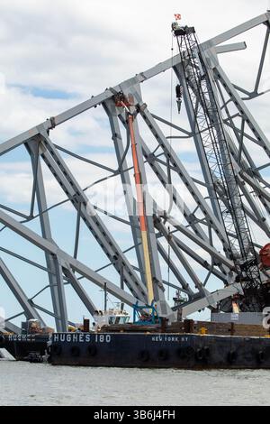 11. Mai 2024, Dundalk, MD, Vereinigte Staaten von Amerika: Arbeiter setzen Sprengladungen auf Teile der verbleibenden Stahlträger von der eingestürzten Francis Scott Key Bridge, um die Entfernung zu beschleunigen, 11. Mai 2024 in der Nähe von Dundalk, Maryland. Die Brücke wurde am 26. März von dem 984-Fuß-Containerschiff MV Dali getroffen und stürzte zusammen, wobei sechs Arbeiter ums Leben kamen. (Bild: © Christopher Rosario/U.S. Army/Planet Pix via ZUMA Press Wire) Stockfoto