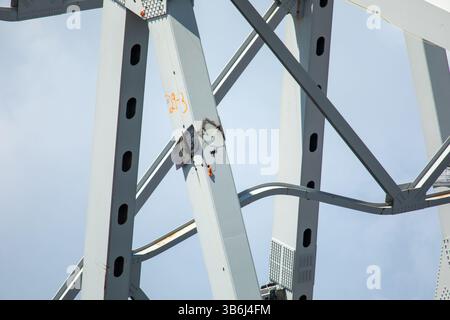 12. Mai 2024, Dundalk, MD, Vereinigte Staaten von Amerika: Eine Explosionsladung wird auf ein Stück der verbliebenen Stahlbalken von der eingestürzten Francis Scott Key Bridge gesetzt, um die Entfernung zu beschleunigen, am 12. Mai 2024 in der Nähe von Dundalk, Maryland. Die Brücke wurde am 26. März von dem 984-Fuß-Containerschiff MV Dali getroffen und stürzte zusammen, wobei sechs Arbeiter ums Leben kamen. (Bild: © Christopher Rosario/U.S. Army/Planet Pix via ZUMA Press Wire) Stockfoto