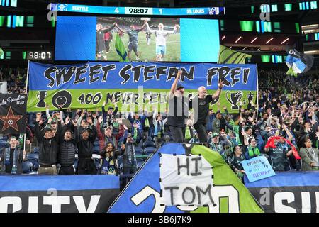 Seattle, Usa. Mai 2025. Die Fans des Seattle Sounders FC feiern nach dem Sieg ihres Teams 4-1 in einem MLS-Spiel gegen St. Louis City SC im Lumen Field in Seattle, Washington am 03. Mai 2025. (Foto Nate Koppelman/SIPA USA) Credit: SIPA USA/Alamy Live News Stockfoto