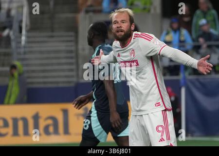 Seattle, Usa. Mai 2025. Der Stürmer João Klauss (9) von St. Louis City SC hat einen Teamkollegen in der zweiten Hälfte eines MLS-Spiels am 3. Mai 2025 im Lumen Field in Seattle, Washington, angegriffen. (Foto Nate Koppelman/SIPA USA) Credit: SIPA USA/Alamy Live News Stockfoto