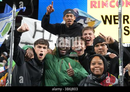 Seattle, Usa. Mai 2025. Die Fans des Seattle Sounders FC feiern nach dem Sieg ihres Teams 4-1 in einem MLS-Spiel gegen St. Louis City SC im Lumen Field in Seattle, Washington am 03. Mai 2025. (Foto Nate Koppelman/SIPA USA) Credit: SIPA USA/Alamy Live News Stockfoto