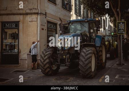 19. Februar 2024, Mahon, Menorca / Balearen, Spanien: Bauern in ihren Traktoren gehen auf die Straßen von Mahon, um gegen die europäische Agrarpolitik, steigende Kosten, sinkende Einnahmen und unlauteren Wettbewerb aus Drittstaaten zu protestieren und sich den Protesten von EU-Kollegen anzuschließen. (Foto: © Matthias Oesterle/ZUMA Press Wire) Stockfoto