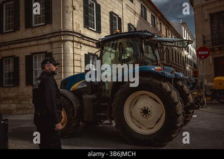 19. Februar 2024, Mahon, Menorca / Balearen, Spanien: Bauern in ihren Traktoren gehen auf die Straßen von Mahon, um gegen die europäische Agrarpolitik, steigende Kosten, sinkende Einnahmen und unlauteren Wettbewerb aus Drittstaaten zu protestieren und sich den Protesten von EU-Kollegen anzuschließen. (Foto: © Matthias Oesterle/ZUMA Press Wire) Stockfoto