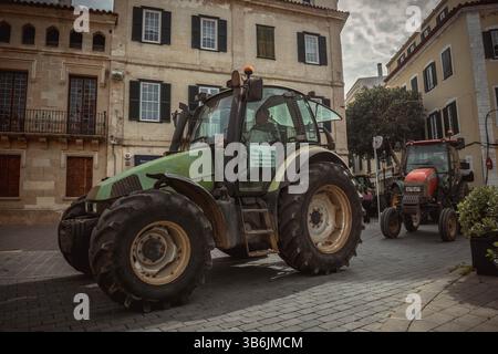 19. Februar 2024, Mahon, Menorca, Spanien: Bauern in ihren Traktoren gehen auf die Straßen von Mahon, um gegen die europäische Agrarpolitik, steigende Kosten, sinkende Einnahmen und unlauteren Wettbewerb aus Drittstaaten zu protestieren und sich den Protesten von EU-Kollegen anzuschließen. (Foto: © Matthias Oesterle/ZUMA Press Wire) Stockfoto